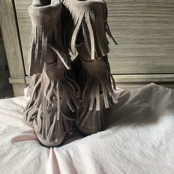 Minnetonka 3 Layer Fringe Boot - Picture 7 of 8